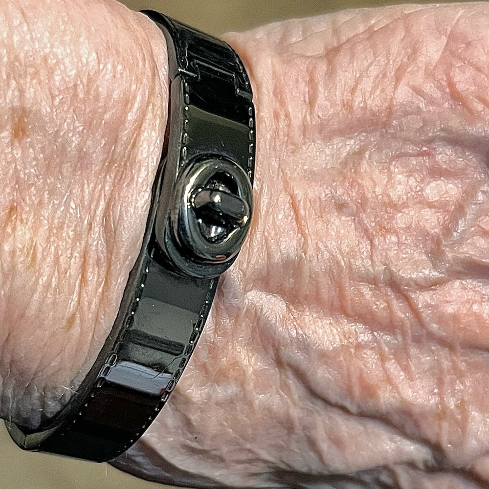 Coach shiny black henge, turn lock bracelet